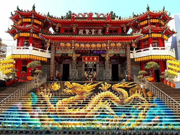 高雄~點亮高雄快樂前金,萬興宮廟前出現霸氣十足的3D立體彩繪神龍