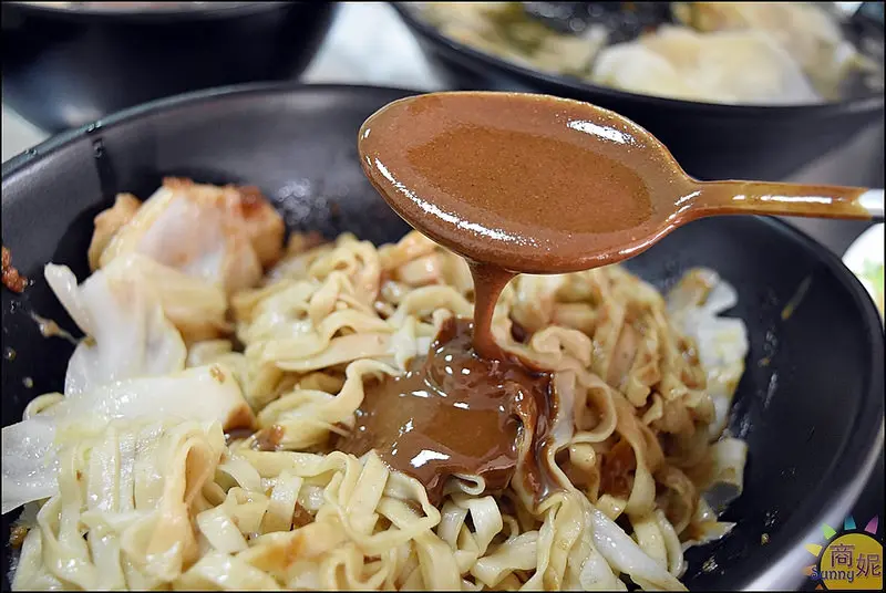 台中北屯美食平價古早味。立偉麵食太原店。媒體報導一麵三吃30年老店自製麻醬無限供應吃到飽@商妮吃喝遊樂