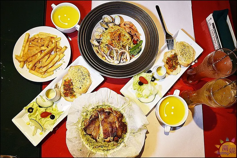 台中美食創意料理餐廳。溫馨小空間私藏無限大創意，早午餐、漢堡、義式料理道道有驚喜。嚐嚐創意手作料理@商妮吃喝遊樂