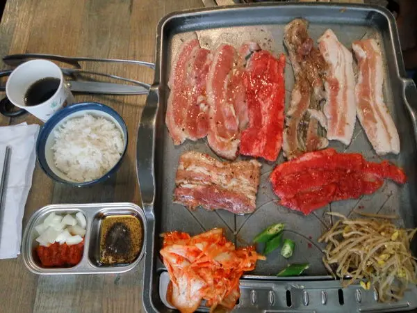 200元新台幣給你滿滿的4色烤肉~肉控快來~@萬華_玖佰號火鍋/烤豬五花專門店