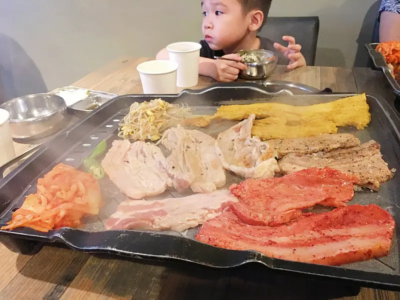 【玩 台北】"玖佰號"百元也能吃韓式燒肉飲料喝到飽。平價火鍋&烤豬五花專門店~