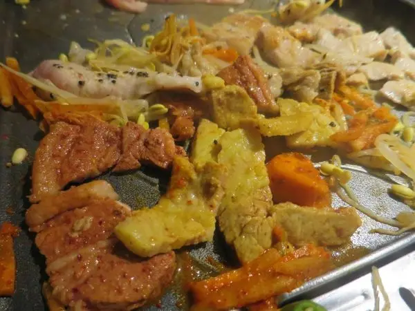 *台北萬華*玖佰號火鍋/烤豬五花專門店，烤豬五花盤每份只要200元，高CP值燒烤推薦!