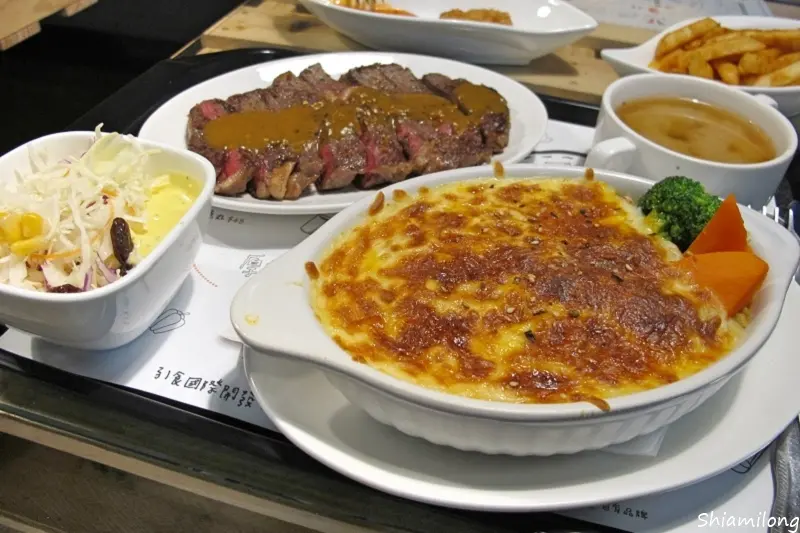 【台南】東區 ★ 咖哩捌捌台南成大店 - 平價咖哩，可以飯飯一直吃、湯湯、飲料一直喝，讓你飽到美丁美當的地方