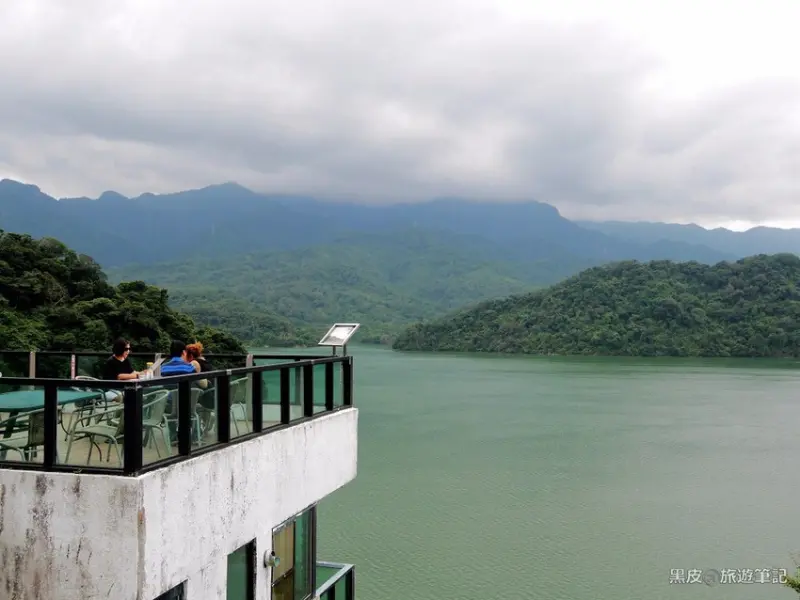 大溪湖畔咖啡。大溪美食│石門水庫的人間仙境享受宜人的下午茶，桃園景觀咖啡廳 - 黑皮的旅遊筆記