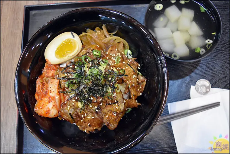 台中北區大份量銅版美食【良森。食堂】大份量日式丼飯套餐高CP值美味不到百元就能吃到@商妮吃喝遊樂