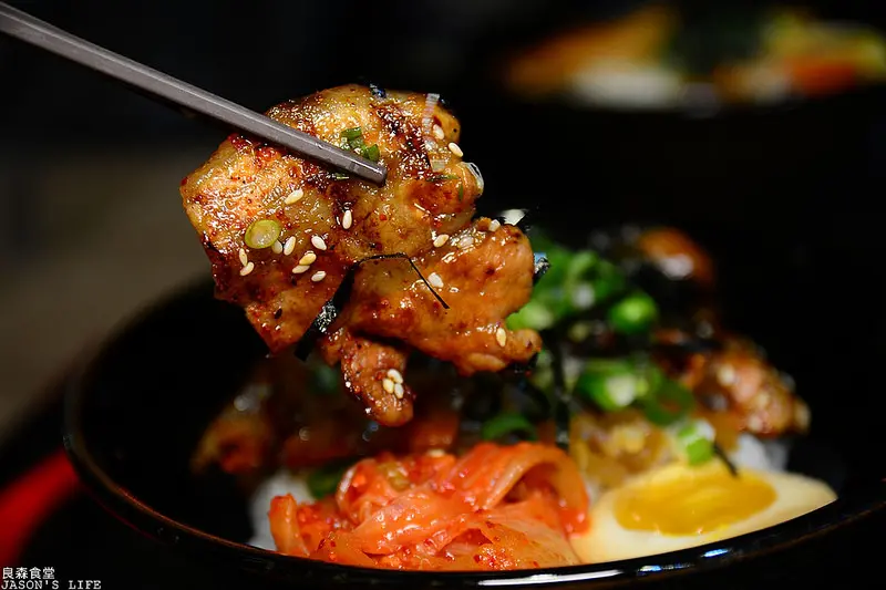 【台中｜美食】挑戰CP值，現烤燒肉多汁又夠味，附糖心蛋只要69元，多種拉麵及丼飯份量十足。良森食堂