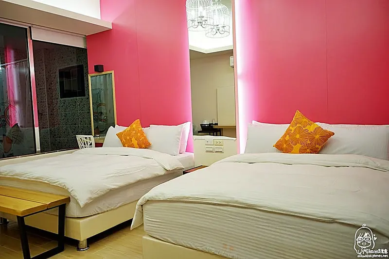 『澎湖。馬公』 Love Tour 樂圖漫遊會館-鬧中取靜的地理位置 白色純淨異國風建築、明亮舒適的空間與繽紛溫馨的房間、親切的接送服務，給外地的我們最在地無私的旅遊推薦，絕對是澎湖輕旅行 享受漫遊生