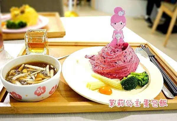 ｜食．彰化｜茉莉公主蛋包飯 多層次的公主禮服造型．讓人看了都捨不得開動！決明子沙坑 / 旋轉木馬餐廳        
      