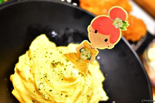 【彰化。美食】花壇 / 五目坊茉莉館-茉莉公主的花園城堡，童話故事的旋轉木馬，華麗白婚紗公主與黃婚紗公主，招牌蛋包飯