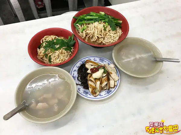 彰化員林美食四神湯沙茶麵》馬家沙茶麵四神湯菜單價位大公開！獨門配方傳香千里的四十年老店~員林第一市場必吃美食小吃餐廳推薦。
