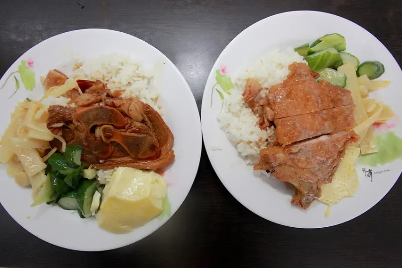吃。高雄|苓雅區|食尚玩家採訪過。高雄知名的便當店，整體餐點美味定價合理「順和排骨飯」。