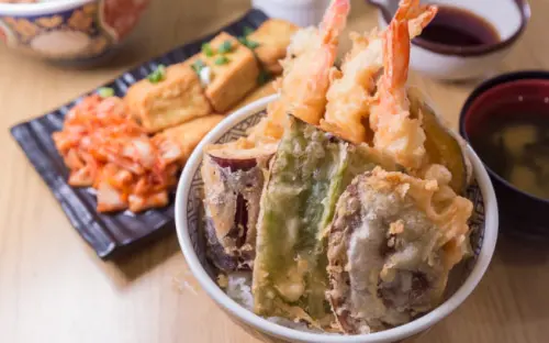 勝利路平價美味丼飯；成大美食，天婦羅專賣天丼屋，3尾炸蝦天婦羅+在地蔬菜食材配菜 - 老莫 Say台南