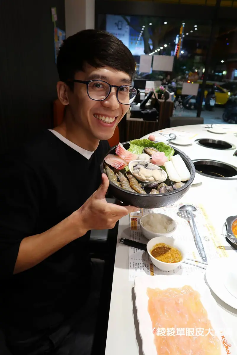 新竹竹北阿官火鍋專家！推薦濃郁的番茄鍋湯頭！還有皮蛋香菜湯底你敢喝嗎？