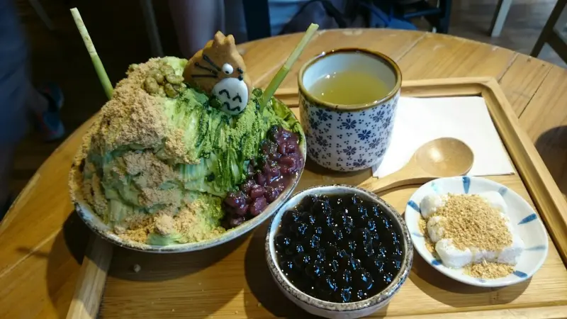 高雄~夜貓子雪花冰~乾燥花佔領冰品店~美的冒泡~萌萌搭龍貓雪花冰~少女心立即淪陷~打卡拍照IG熱點~