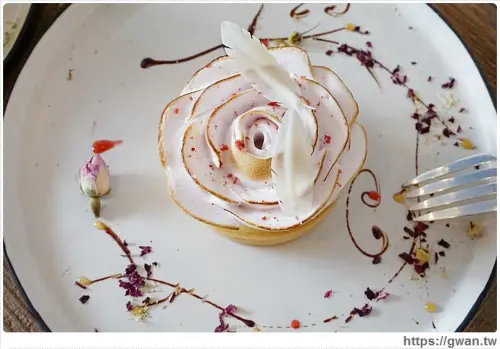 時安靜好 - 咖啡廳裡有棵樹，還有好吃的玫瑰花甜點