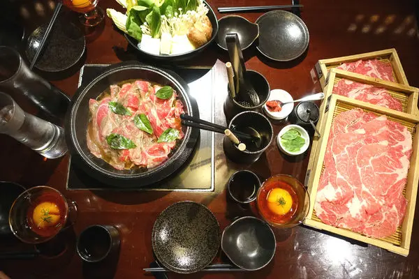 三燔本家‧食肉控快筆記~高檔番茄牛肉壽喜燒吃到飽!!!平假日中午750元有找(優惠至5/31為止)