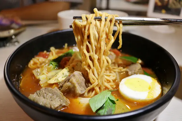 【台南美食】裕樂亭創意鍋燒-好吃的鍋燒意麵底加啦~ 平價鍋燒專賣店．推薦泰式酸辣湯頭．夏日放學點心