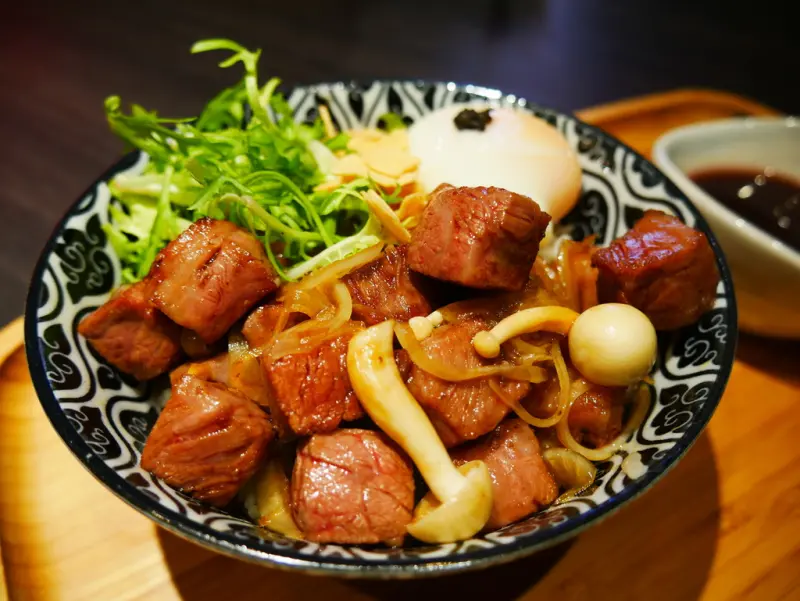 【Angelas日嚐】肉量爆表的是視覺系美食，肉食愛好者的天堂，地表最強燒肉丼飯席捲桃園ATT，大啖肉食的好去處，桃園燒肉丼飯推薦【開丼 燒肉vs丼飯/桃園ATT店】