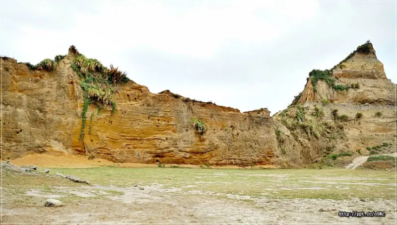 【新北景點】八里水牛坑 & 林口大峽谷／IG熱門打卡景點，不用出國就能拍到美國大峽谷的風景，假日超多越野車聚集的場，運氣好的話，還可以看到牛群散步