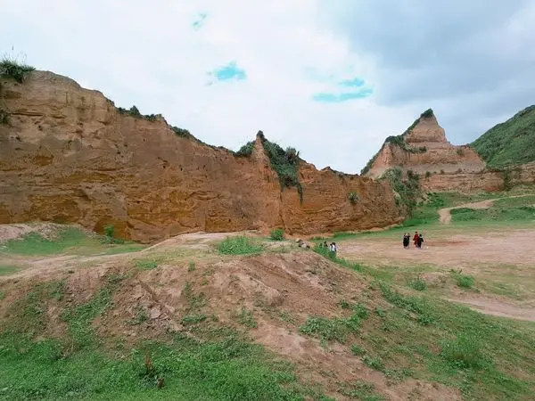 新北IG熱門打卡秘境【林口大峽谷/八里水牛坑 】台灣版的美國大峽谷/海邊壯觀放牛場景/新興外拍景點