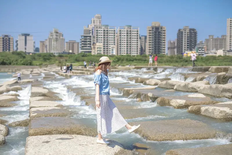 新竹景點‧頭前溪豆腐岩｜IG打卡熱點~拍出盛夏日系小清新