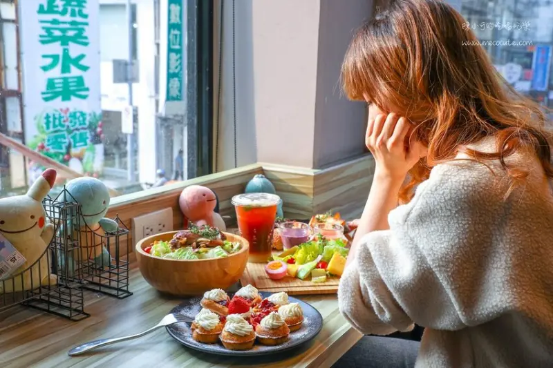 近期秘密基地，整棟咖啡館座位超多，有插座！餐點好吃，蛋糕咖啡都優秀的RAYCA COFFEE