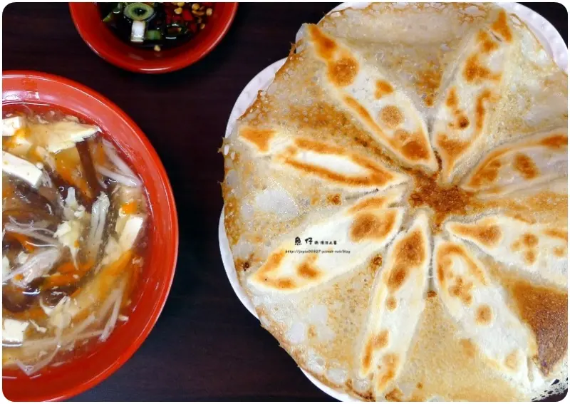 【台中.大雅】十六香 餃立煎餃店 燒的餃子。如蕾絲花邊的冰花煎餃於盤子上盛開綻放，手工限量現點現煎，趕時間的人不要來買，建議提早預訂