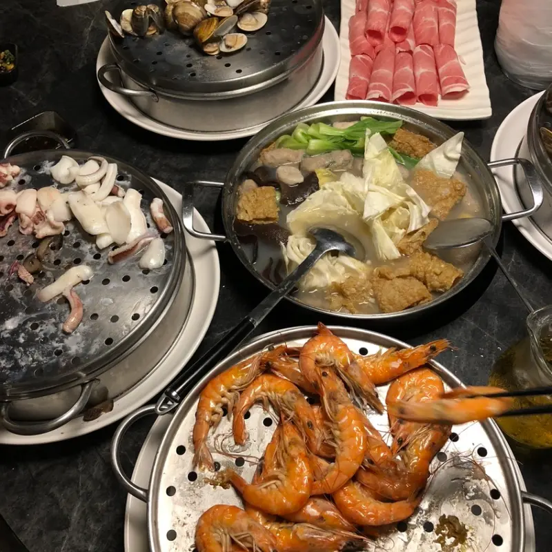 海鮮豪爽吃！料超多又新鮮的厲害火鍋