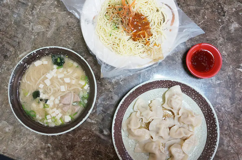 【林口】★龍抄手★手工水餃飽滿多汁，沾附鹹甜醬汁的麻醬涼麵好涮嘴呀！｜傳統小吃 銅板美食 硬骨魚覓食中