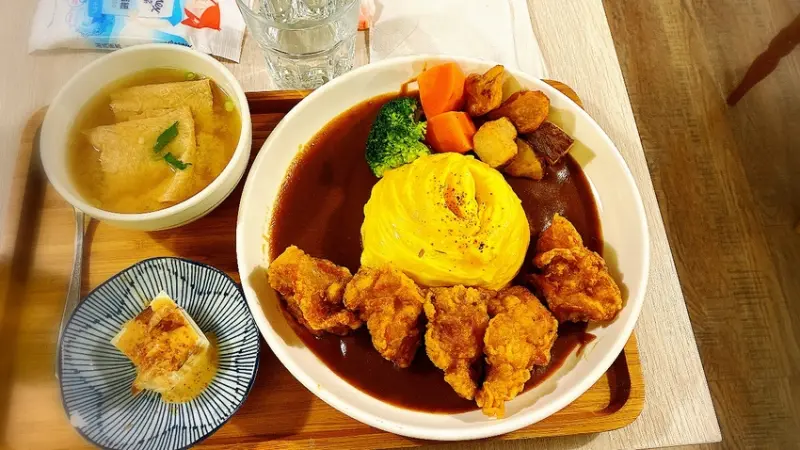 【新竹 美食】私嚐 の吃飯，黃綠咖哩專賣，寵物友善餐廳
