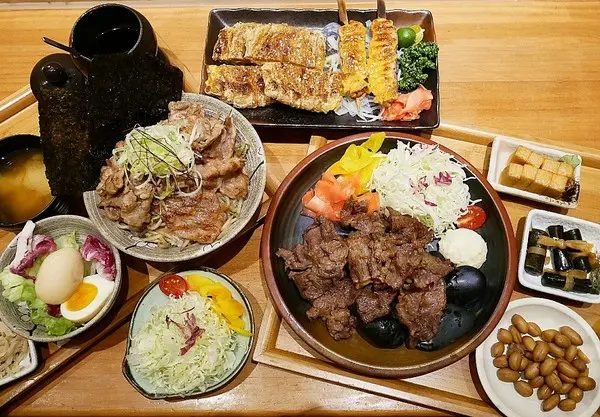 備長日本燒肉定食專門店-逢甲特色日式定食  肉片使用備長炭兩段式熟成  串燒必嚐  沒吃太可惜              