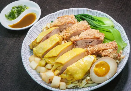 [高雄]佑佑藥膳排骨-每日限量!重量級海南雞雙拼麵~大口吃多汁嫩雞! - 美食好芃友