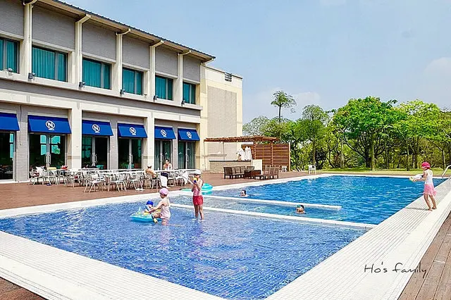 [苗栗親子景點]擁抱藍天綠地，隱藏版玩水秘境～古斯托義式餐廳（全國花園鄉村俱樂部）｜啖美食、游泳池、兒童遊戲室享受午後美好時光