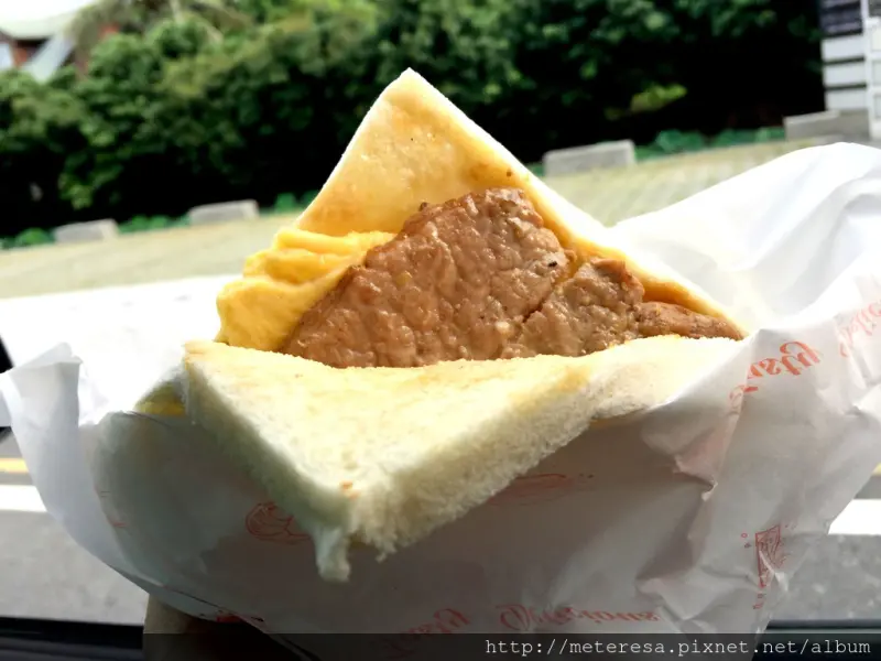 【草屯．早餐】●○。無堂。○● 有誠意的肉排蛋土司，炭火直烤土司，口味多