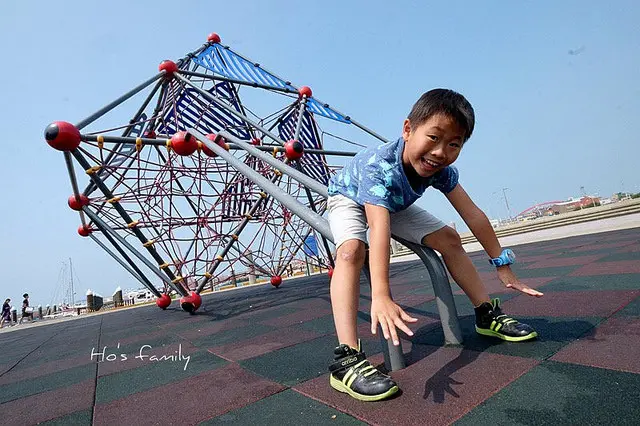 [桃園親子景點]小猴子養成秘密基地！漁港裡的玩樂小天地特色攀爬遊具鮮體驗～竹圍漁港公共兒童遊戲場｜滑桿溜滑梯、小屋攀爬、旋轉爬網