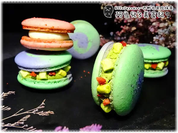 ∥新北面交∥NTS x Dessert．巴斯光年吃抹茶＝聖誕節專屬的紅配綠色系，讓人念念不忘的厚實馬卡龍