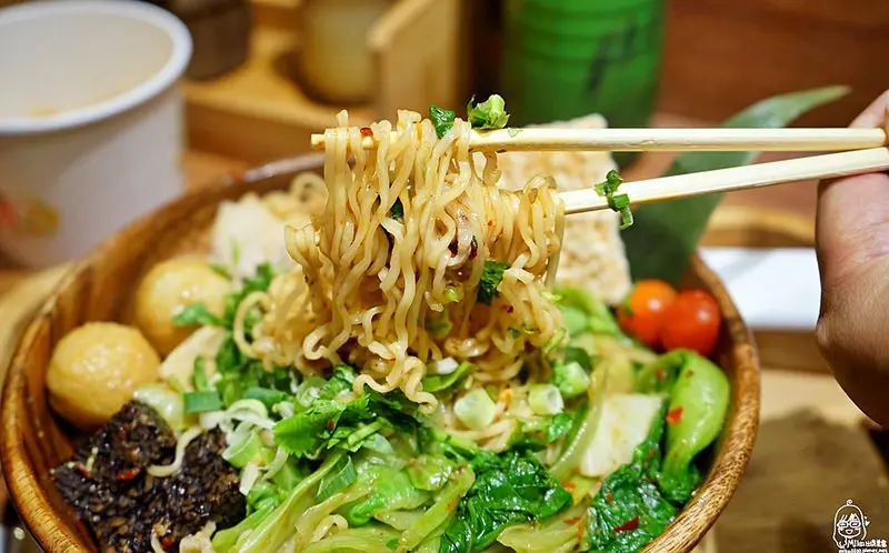 『新北。林口』 Global Mall 環球購物中心A9林口店-桃園機捷A9共構新商場 林口人的美食新天地，擁有全台獨家美味 泰滷舌/九州豚骨炎庵拉麵 。私心推薦 i color彩色繽紛生活用品全店均