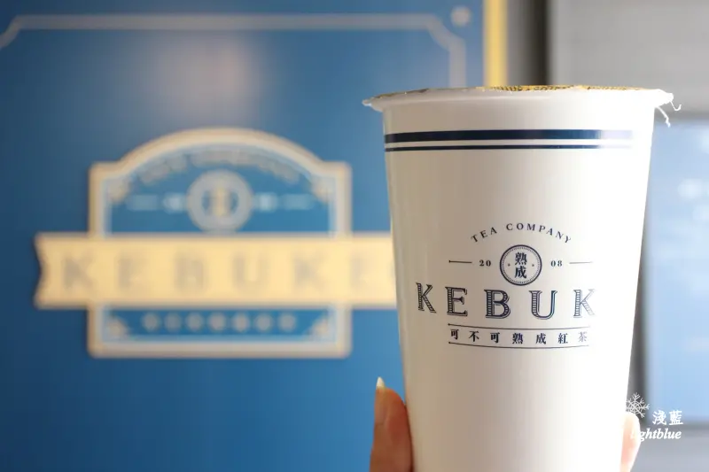 台中逢甲夜市美食：淺藍 × 可不可熟成紅茶福星店～四月底才新開幕的IG熱門飲料分店
