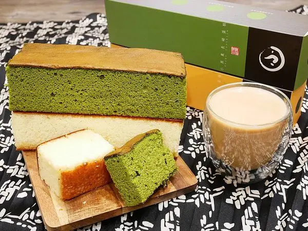 小黑菓長崎蛋糕專賣店 - 台北文山區長崎蛋糕推薦，蜂蜜和抹茶兩款蛋糕都好濕潤好好吃，底下鋪的糖大大增加口感我喜歡，媽媽們快來申請彌月蛋糕試吃!!