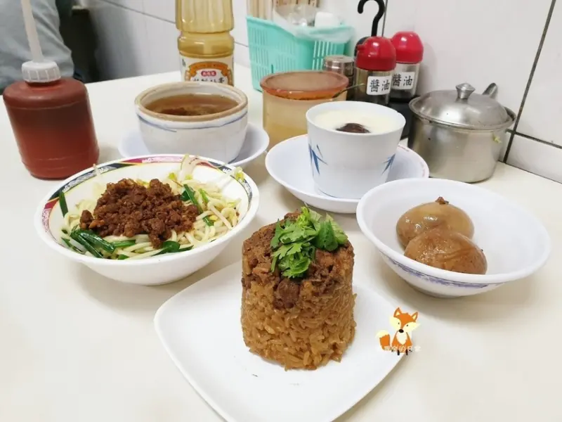 台中西屯 │ 逢甲埔里米糕 夜間限定隱藏版在地小吃店 筒仔米糕 排骨酥麵 茶碗蒸 切仔麵