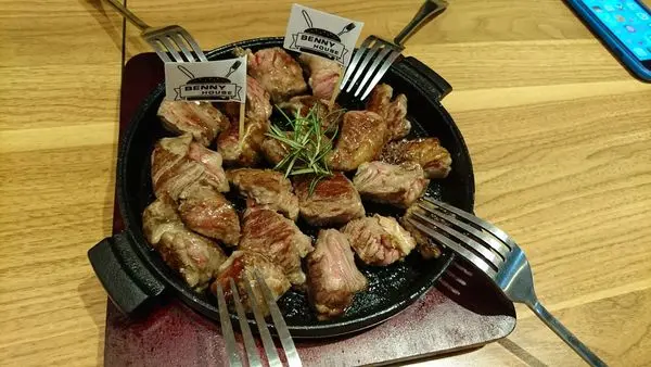 【台中】第三次到訪，超平價又大份量的各種菜色，無法一口咬下的大漢堡、從早到晚供應各種餐點，最新推出頂級牛肉，來再多次也不會膩的『班尼廚房-BennyHouse』