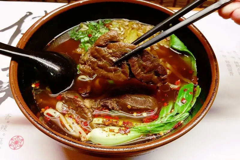 【台南】中西區 ★ 方天恩麵屋 - 採用自動售票機，全店個人座位，一個人也可以輕鬆的享受牛肉麵