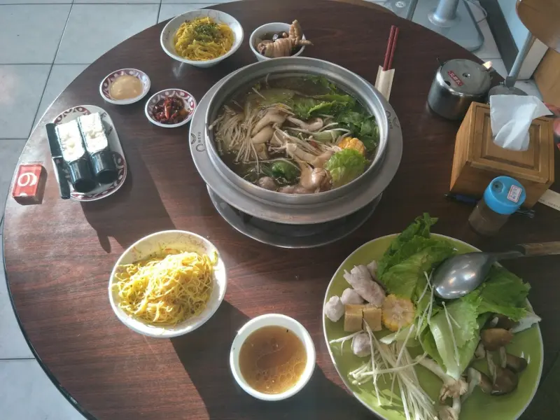 【台北淡水養生鍋物-帝王食補】近淡水捷運站二號出口美食鍋物推薦  適合家庭好友聚會2-3人共吃的菜脯雞鍋～ 以台灣黑金老菜脯和黃金雞熬製  的精華湯頭配上黃金麵線～～吃到欲罷不能的熱熱鍋物推薦！！