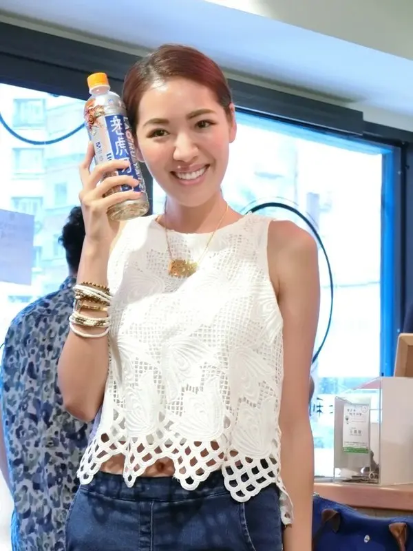 老虎牙子25週年嘍!可以和美麗代言人劉伊心共進下午茶的感覺真棒~最新產品「有氧濃縮膠囊」更是噹噹媽的最愛!        
      