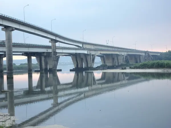 大稻埕碼頭+騎腳踏車+自行車步道+假日休閒好去處+延三夜市+迪化街+關渡碼頭+河岸公園+台北橋+中興橋+忠孝橋+碼頭