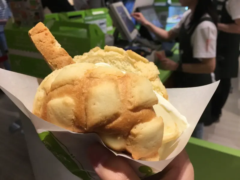 [甜點] 台南。中西區 新光三越-世界第二好吃的現烤冰淇淋菠蘿麵包