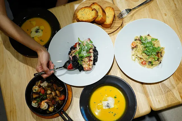 台中美食~新開幕NEST Kitchen 每一道義大利麵和燉飯都是推薦 金槍烏賊墨魚燉飯裡藏有彈牙的秘密武器 喜歡吃義式料理的千萬不能錯過這一家