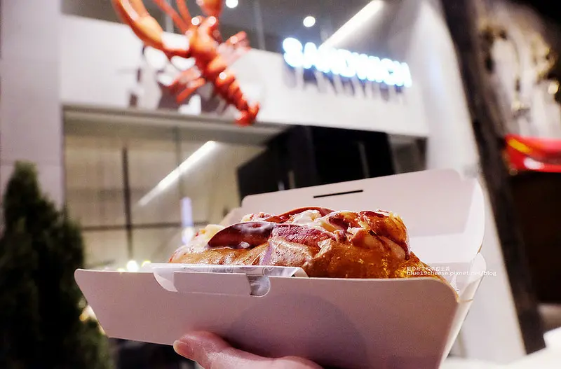 【台中南屯】龍蝦小姐Lady Lobster-整隻波士頓龍蝦豪邁的包進三明治裡.不用飛日本.台中就吃的到囉!近星巴克和南屯蕭爌肉飯永春東店 - 藍色起士的美食主義