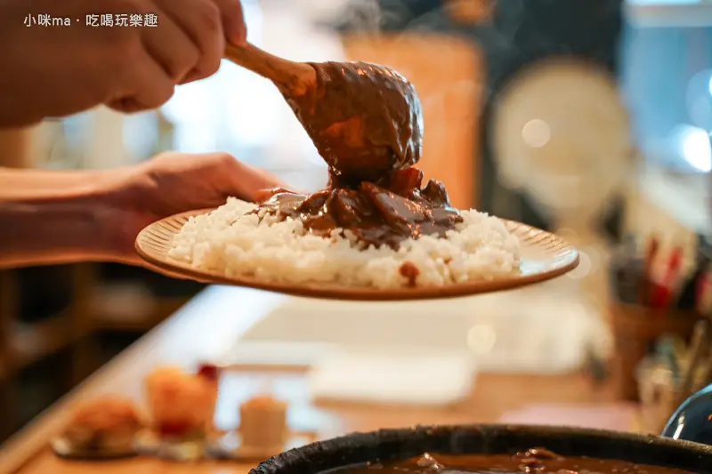 Poffee Canteen ▏誰說網美咖啡店只賣蛋糕？！  來這裡必嘗的是「月光肉醬飯」。桃園不限時咖啡廳又一發。中壢美食