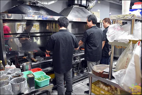 台中平價活海鮮熱炒。精武門。30多年老師傅手藝。飯店級水準快炒店價位桌菜3500就能吃到CP值不低@商妮吃喝遊樂              
